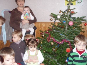 les enfants ont décoré le sapin de la bibliothèque